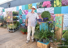 Ralf Schräder met Agapanthe Midnight Sky. Per van het assortiment van Andre Briant. Zij hebben dit bedrijf 1,5 jaar geleden overgenomen en de naam van het assortiment blijft Andre Briant. Het is een zeer breed assortiment met planten voor elk gebied en klimaat in Europa. Het assortiment wordt voortdurend uitgebreid.